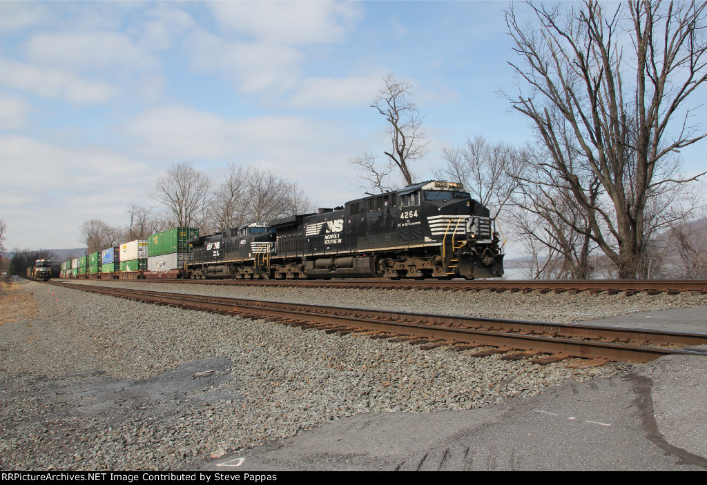 NS train 258 heads east with 4264 leading